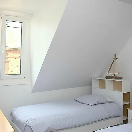 Les Pieds Dans L'Eau!