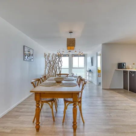 Les Pieds Dans L'Eau! *