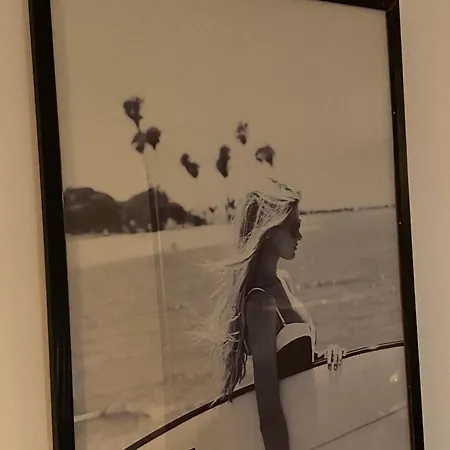 Les Pieds Dans L'Eau! *