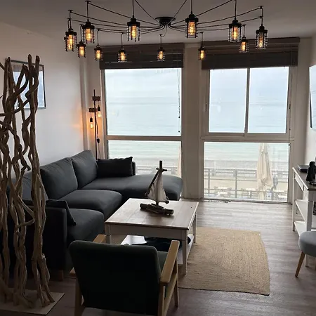 Les Pieds Dans L Eau A En Front De